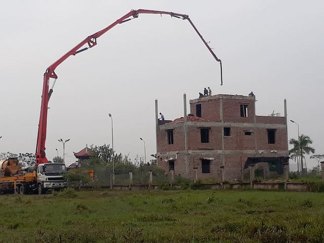 Mặc dù chưa có giấy phép xây dựng nhưng những căn biệt thự đã được xây dựng lên tầng 3