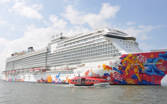 Celebrity Millennium cập bến Hòn Gai. Ảnh Internet