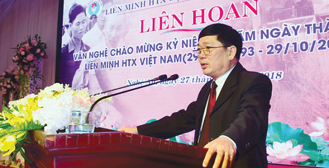 Phó Chủ tịch Lê Văn Nghị biểu dương thành tích cụm Liên minh HTX Bắc Trung bộ đã đạt được trong thời gian qua