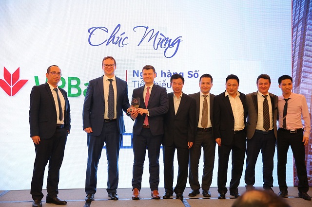Ông Igor Mushakov (Giám đốc khối IT Ngân hàng VPBank) và ông Dmitry Bocharov (Giám đốc khối Digital Factory Ngân hàng VPBank) nhận giải thưởng Ngân hàng số tiêu biểu năm 2018