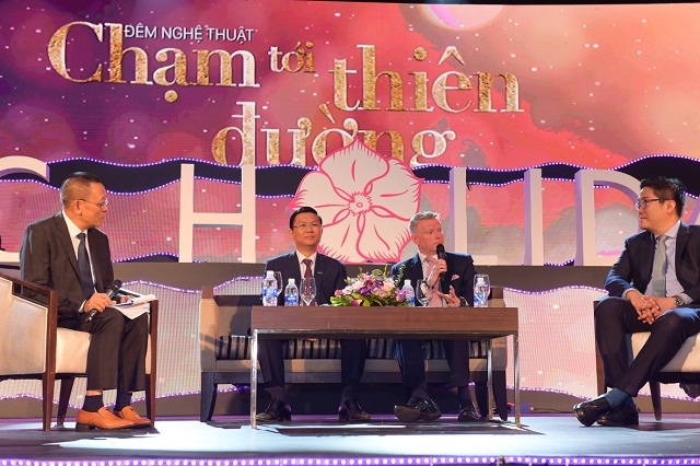 Ông Jonathan Mills (thứ hai từ phải sang) đánh giá FLC Holiday là “ngôi sao sáng” của Sở hữu kỳ nghỉ tại Việt Nam trong Sự kiện “Chạm tới thiên đường”, nhân dịp FLC Holiday ký kết gia nhập mạng lưới RCI.