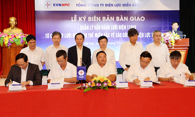Lễ ký Biên bản bàn giao giữa các đơn vị dưới sự chứng kiến của lãnh đạo EVNNPC