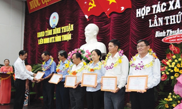 Liên minh HTX tỉnh khen thưởng cho các đơn vị điển hình tiên tiến