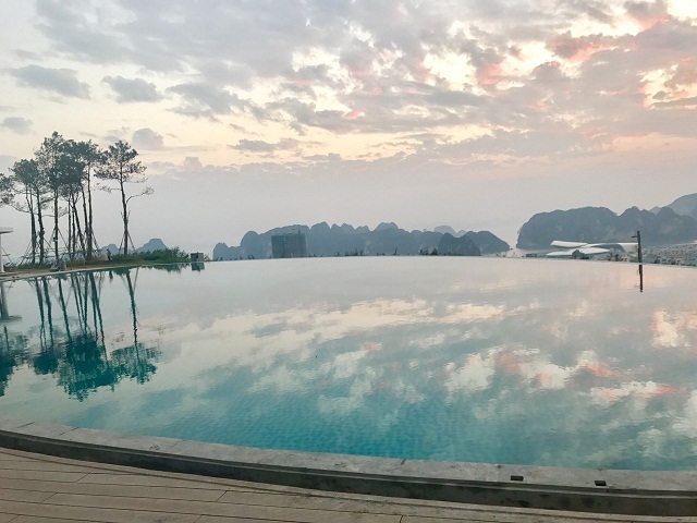 Bể bơi vô cực ngoài trời – nơi du khách vừa nhâm nhi ly cocktail mát lạnh vừa được thưởng ngoạn vẻ đẹp kỳ vỹ của vịnh Hạ Long từ trên cao
