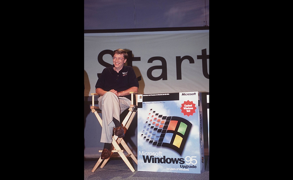 Tháng 8 năm 1995. Ra mắt hệ điều hành Windows 95. Phiên bản này đại diện cho một bước tiến lớn khi hệ thống hỗ trợ các ứng dụng phức tạp hơn, bao gồm các trò chơi video. Ảnh: Sipa