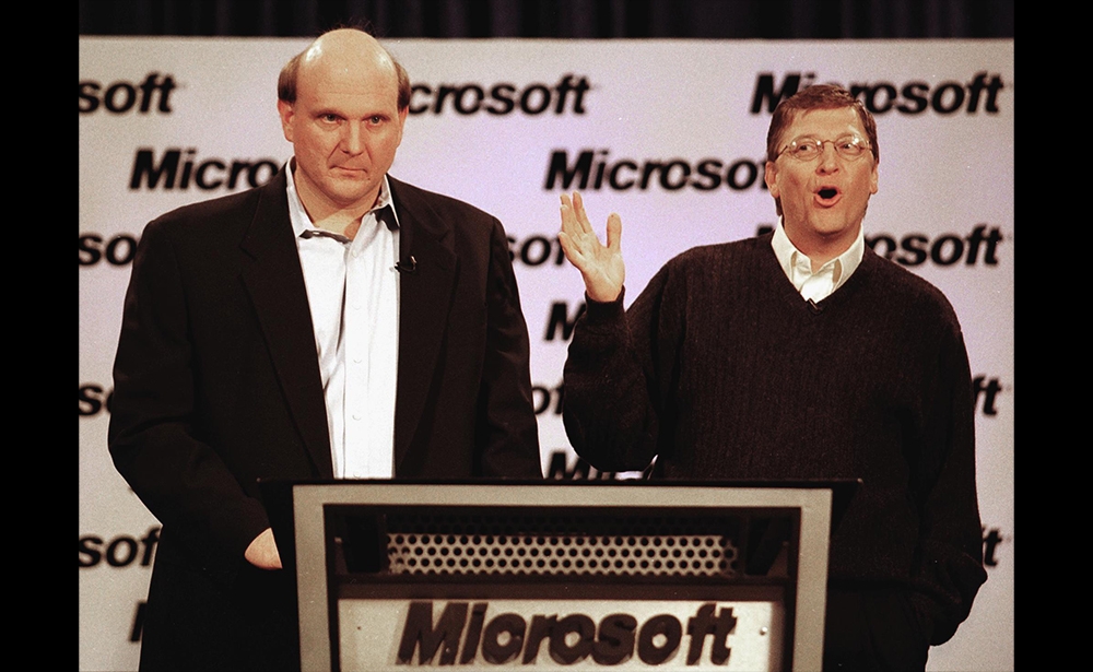 Tháng 1 năm 2000. Bill Gates rời khỏi vị trí CEO Microsoft, bàn giao lại cho Steve Ballmer. Ông trở thành người đứng đầu mảng thiết kế phần mềm. Ảnh: AFP