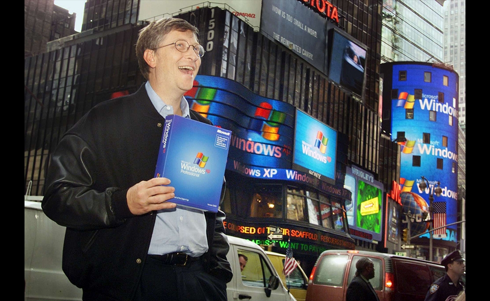 Tháng 10 năm 2001. Khởi chạy Windows XP. Hệ điều hành XP có sự pha trộn tốt nhất các phiên bản Windows trước đó. Với sự ra đời của Internet, phiên bản này là mục tiêu của nhiều cuộc tấn công dưới dạng virus. Ảnh: Sipa