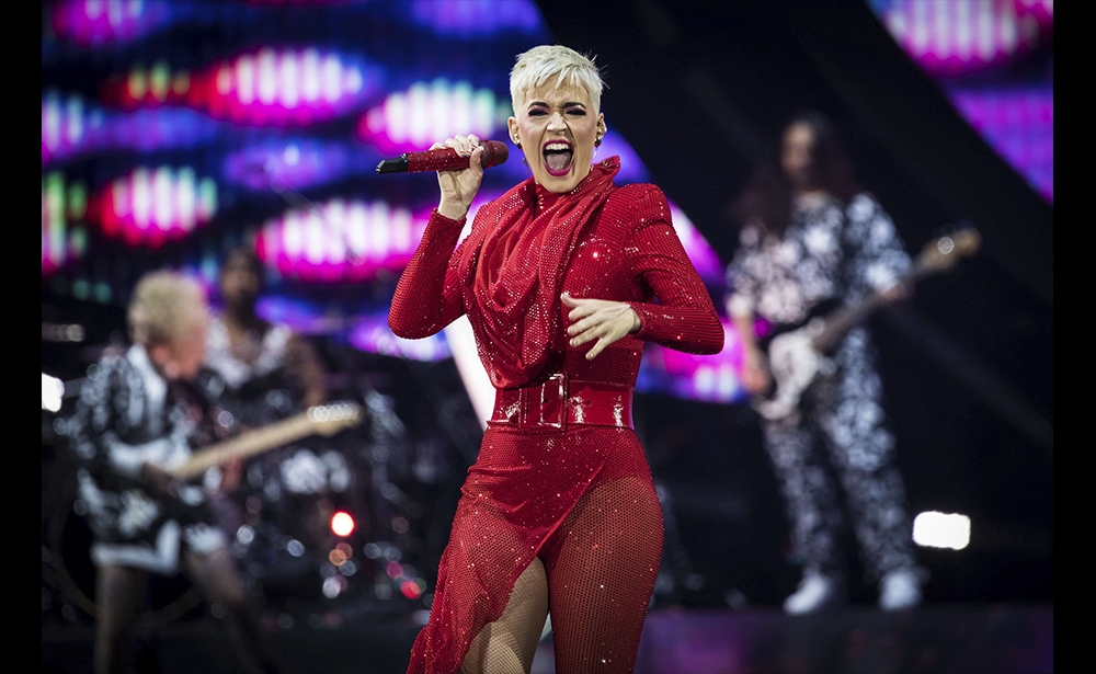 1. Katy Perry Katy Perry giành vị trí dẫn đầu với 83 triệu đô la kiếm được trong năm nay. Những khoản thu nhập này chủ yếu đến từ chuyến lưu diễn Witness: The Tour và vai trò giám khảo cho chương trình American Idol của ABC. Vào năm 2015, nữ ca sĩ đã lên trang bìa tạp chí Forbes, với tổng thu nhập 135 triệu đô la. (Ảnh: Vianney Le Caer / AP / SIPA)