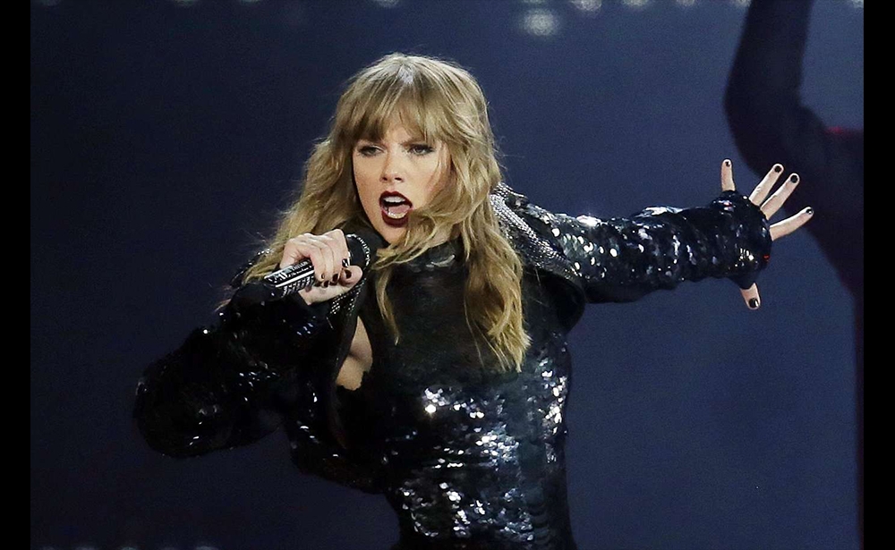 2. Taylor Swift Taylor Swift được định vị trong bảng xếp hạng liên tiếp vào các năm 2014, 2015, 2016. Cô kiếm được 80 triệu đô la trong năm nay, phần lớn nhờ vào album mới Reputation và tour diễn vòng quanh thế giới của cô. (Ảnh: Rick Scuteri / AP / SIPA)