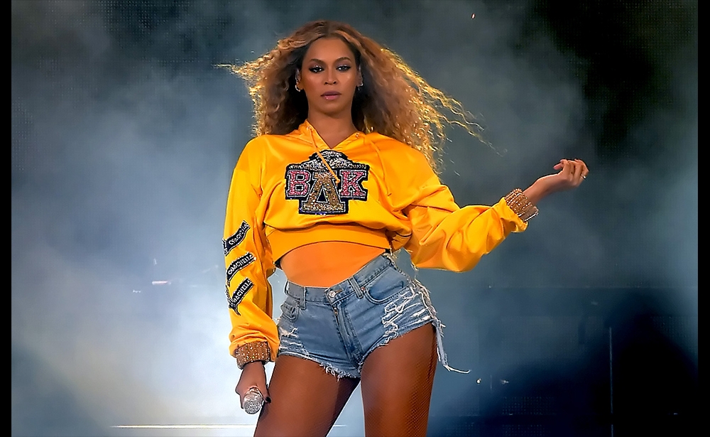 3. Beyonce Với album Everything Is Love và tour diễn On The Run II, cả hai sản phẩm đều được thực hiện với hôn phu rapper Jay-Z, Beyoncé giành vị trí thứ ba với thu nhập 60 triệu USD. Hai nghệ sĩ còn nhận được 5,6 triệu euro mỗi người cho 48 đêm diễn bắt đầu vào tháng Năm, phần lớn trong số đó không được tính trong bảng xếp hạng do nằm ngoài khoảng thời gian thống kê của tạp chí Forbes. Trong năm 2017, cô đã thống trị bảng xếp hạng với 105 triệu đô la. (Ảnh: Kevin Winter / AFP)
