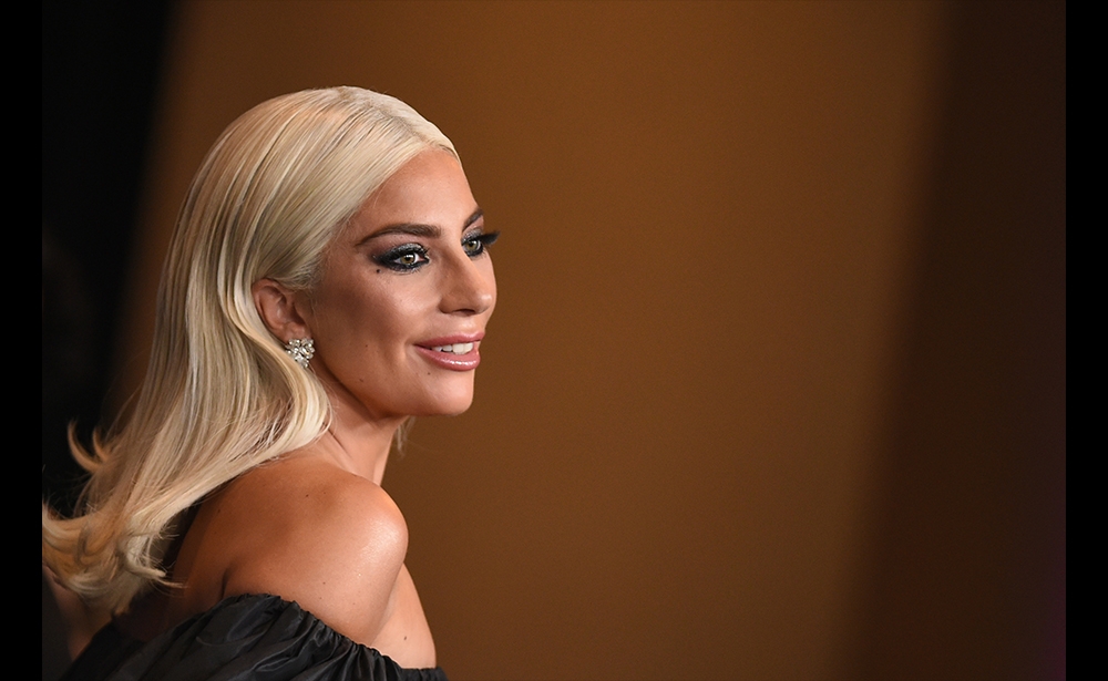 5. Lady Gaga Lady Gaga đã bán được 180 triệu bản trên toàn thế giới trong mười năm qua, đứng thứ năm trong bảng xếp hạng của Forbes với doanh thu 50 triệu từ tháng 6 năm 2017 đến tháng 6 năm 2018. Không chỉ là nữ ca sĩ hàng đầu, Lady Gaga giờ đây còn được đánh giá cao khả năng diễn xuất. Bùng nổ khi thủ vai nữ ca sĩ nghiệp dư Ally trong bộ phim đình đám A Star Is Born, bộ phim đầu tiên của Bradley Cooper, trong đó cô sản xuất hầu hết bài hát trong phim. (Ảnh: Valérie Macon / AFP)