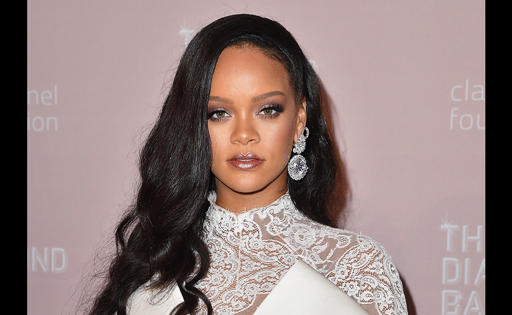 7. Rihanna Mặc dù cô đã không còn lưu diễn từ năm 2016, ca sĩ đến từ Barbados đã nhận được 37,5 triệu đô la chủ yếu từ hai thương hiệu mỹ phẩm Fenty Beauty và Savage Lingerie. (Ảnh: Angela Weiss / AFP)