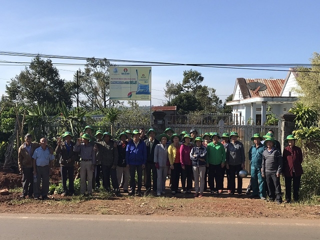 Đại biểu bà con nông dân được trực tiếp xem mô hình trình diễn phân bón đạm xanh Cà Mau và Kali Cà Mau