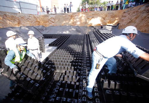 Hồ điều tiết thông minh đầu tiên được thí điểm xây dựng ở quận Thủ Đức hồi năm ngoái. Ảnh: Hữu Nguyên