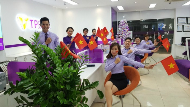Những món quà nhỏ từ TPBank như lá cờ, sticker sẽ cùng người hâm mộ hòa chung vào không khí bóng đá