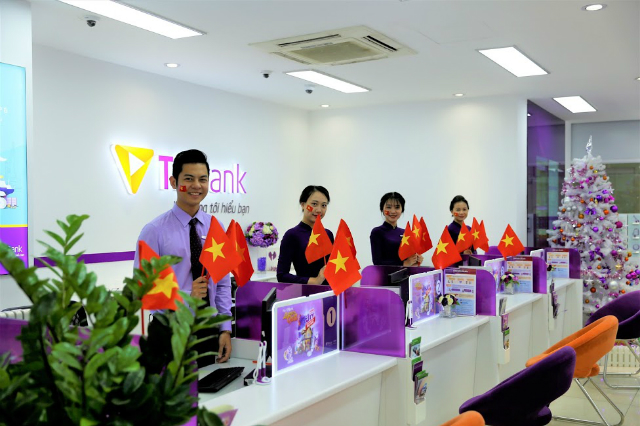 Các nhân viên của TPBank sẽ trao quà cho khách hàng tới giao dịch