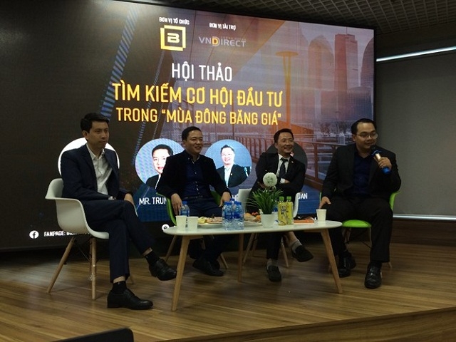 Ông Ngô Thế Hiếu (thứ 2 từ phải sang) cùng các diễn giả tại Hội thảo Tìm kiếm cơ hội đầu tư trong “mùa đông băng giá”