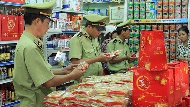 Quản lý thị trường tăng cường kiểm tra hàng hóa cuối năm (Ảnh: Internet)