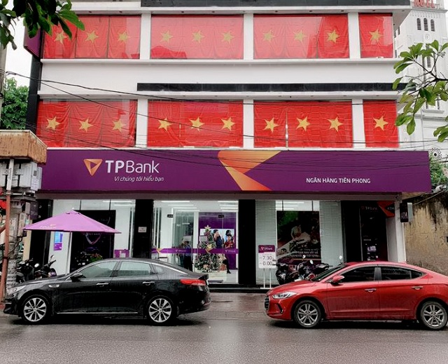 Các chi nhánh TPBank cũng đồng loạt treo cờ Tổ quốc cổ vũ cho Đội tuyển thẳng tiến đến ngôi vô địch