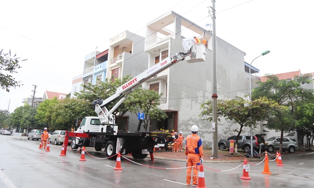 Công nhân PC Bắc Ninh sửa chữa điện hotline trên đường dây đang mang điện áp 22kV