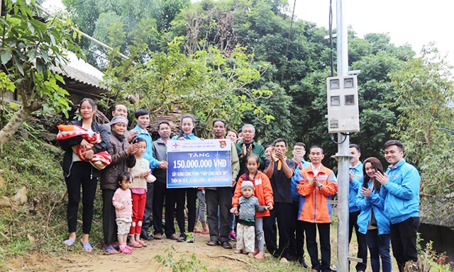 Bà Trịnh Thị Kim Ngân - Bí thư Đoàn Thanh niên Tổng công ty trao quà cho đồng bào dân tộc Thôn Đá Đen