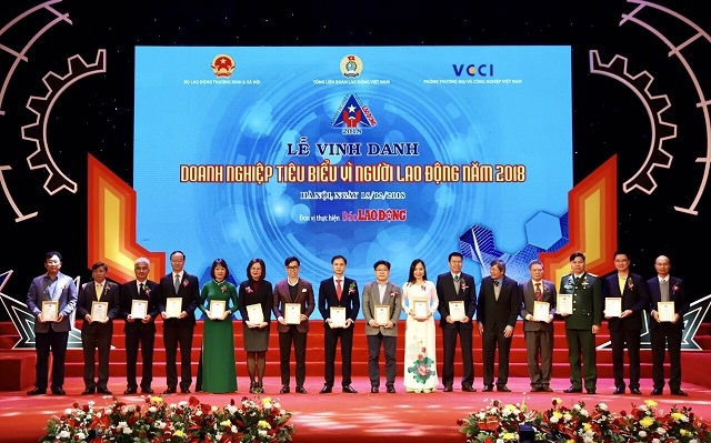 Ban Tổ chức trao chứng nhận cho 20 doanh nghiệp gia nhập Câu lạc bộ Doanh nghiệp vì người lao động