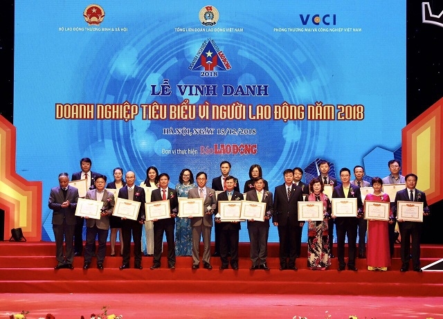 Đại diện các doanh nghiệp nhận bằng khen của Bộ Lao động và Tổng LĐLĐVN