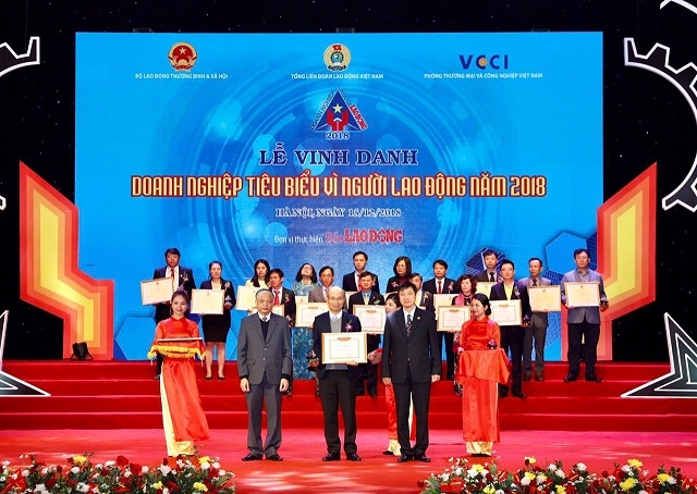 Ông Chu Nguyên Bình, Phó Tổng Giám đốc BAC A BANK đại điện Ngân hàng nhận bằng khen của Bộ Lao động