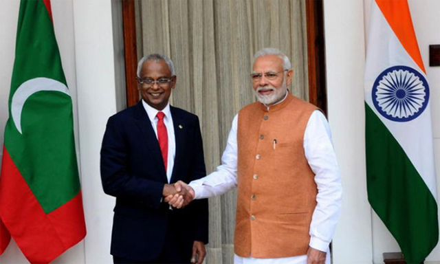 Thủ tướng Ấn Độ Narendra Modi (phải) và Tổng thống Maldives Ibrahim Mohamed Solih
