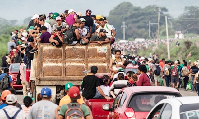 Từng đoàn người di cư tìm cách tràn vào Mỹ xin tị nạn