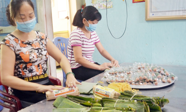 Thành viên HTX đóng gói nem chua tại cơ sở sản xuất