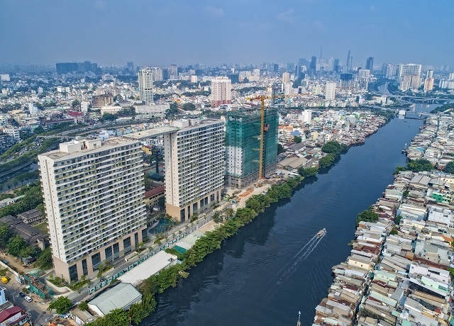 Hàng nghìn công nhân đang khẩn trương hoàn thành những sàn cuối của dự án