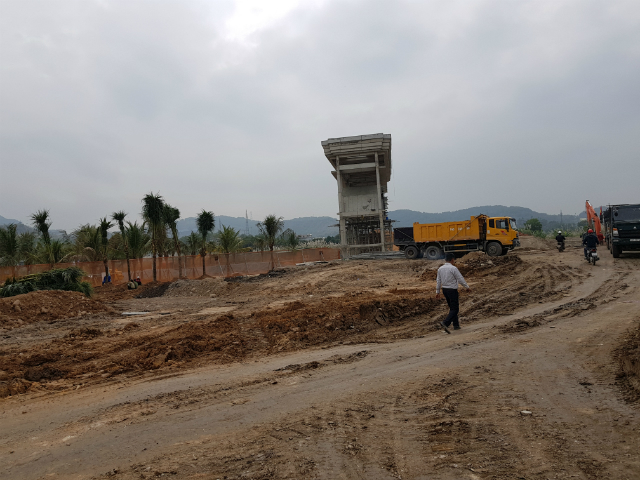 Các phương tiện vận tải dồn dập thi công.