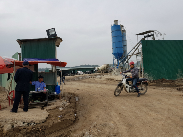 Bên trong là trạm trộn bê tông và máy nghiền đá.