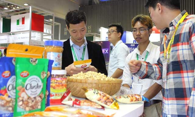 Ăn đong nguyên liệu nhập làm giảm sức cạnh tranh của hàng Việt