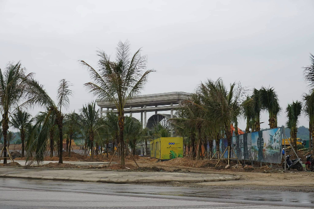 Cổng và những tấm pano quảng cáo cho dự án.