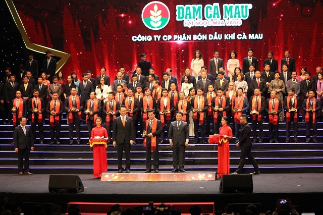 Đại diện Công ty CP Phân bón Dầu khí Cà Mau (PVCFC) nhận Giải thưởng Sao Vàng Đất Việt năm 2018