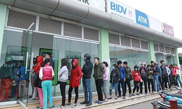 Nhu cầu rút tiền mặt tại các khu công nghiệp tăng rất cao vào dịp cuối năm cũ – đầu năm mới