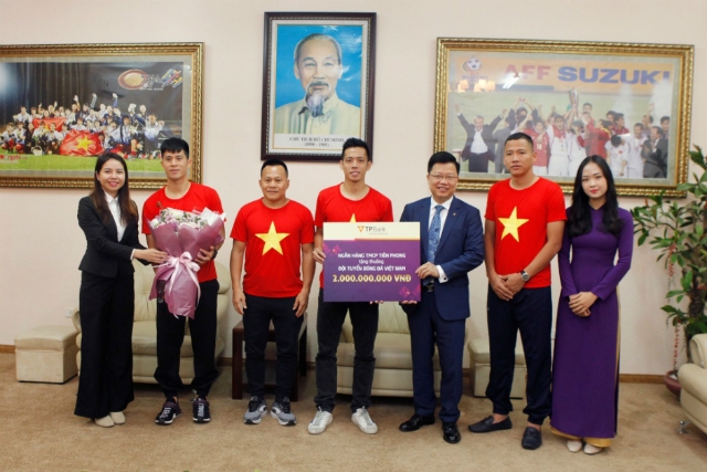 Đại diện TPBank, Tổng giám đốc Nguyễn Hưng trao thưởng 2 tỷ đồng cho Đội tuyển tại trụ sở VFF