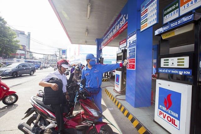 Lượng bán xăng E5 của PV Oil đã tăng mạnh khi Chính phủ chủ trương thay thế toàn bộ xăng khoáng RON 92 bằng xăng E5 RON 92