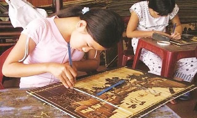 Sản xuất tranh tre ở Xuân Lai