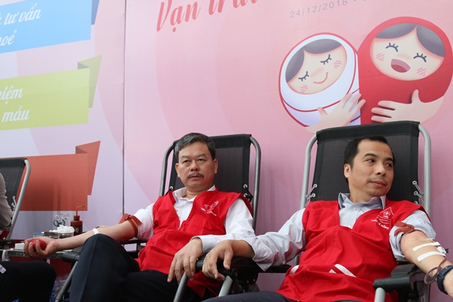 Phó Tổng giám đốc EVN Ngô Sơn Hải (bên phải) và Phó Tổng giám đốc EVNNPC Lê Quang Thái (bên trái) đang tham gia hiến máu