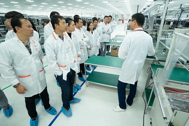 Các nhà phân phối nghe đại diện Vsmart giới thiệu về hoạt động tại nhà máy