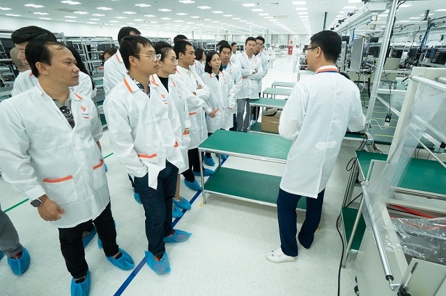 Các nhà phân phối nghe đại diện Vsmart giới thiệu về hoạt động tại nhà máy