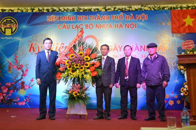 Chủ tịch Liên minh HTX Hà Nội tặng hoa cho CLB nhựa Hà Nội