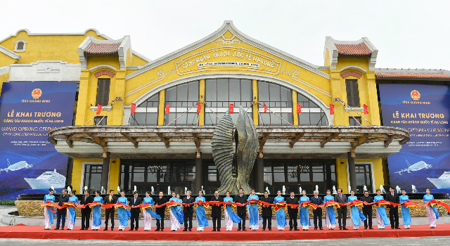 Thủ tướng cắt băng khánh thành và thăm cầu cảng Hạ Long