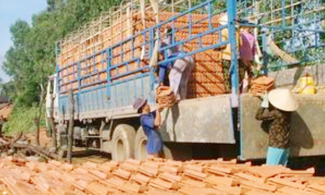 Xe các tỉnh xa về mua gạch ngói của HTX