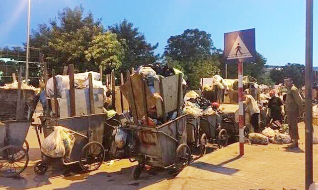 Lượng rác tăng đột biến khiến HTX phải tăng cường công tác vệ sinh