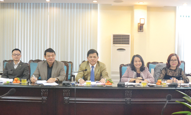 Phó Chủ tịch Nguyễn Văn Thịnh, Liên minh HTX Việt Nam (giữa) chủ trì buổi làm việc