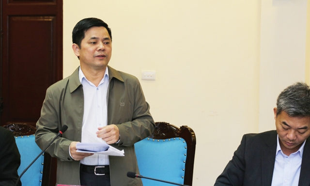 Phó Chủ tịch Nguyễn Văn Thịnh trình bày Báo cáo tại Hội nghị